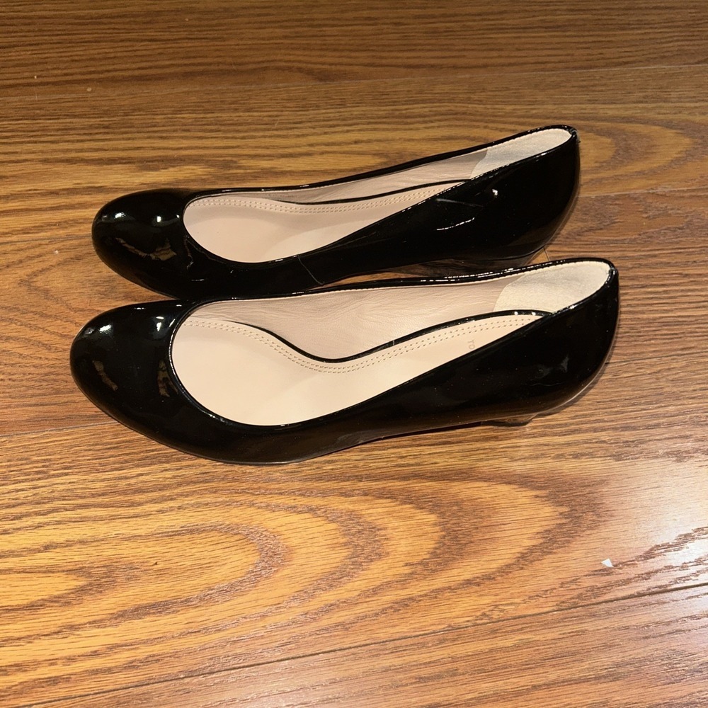 EUC Classic Tory Burch Astoria Black Patent Leather Wedge Heels Size 9 - Picture 5 of 11